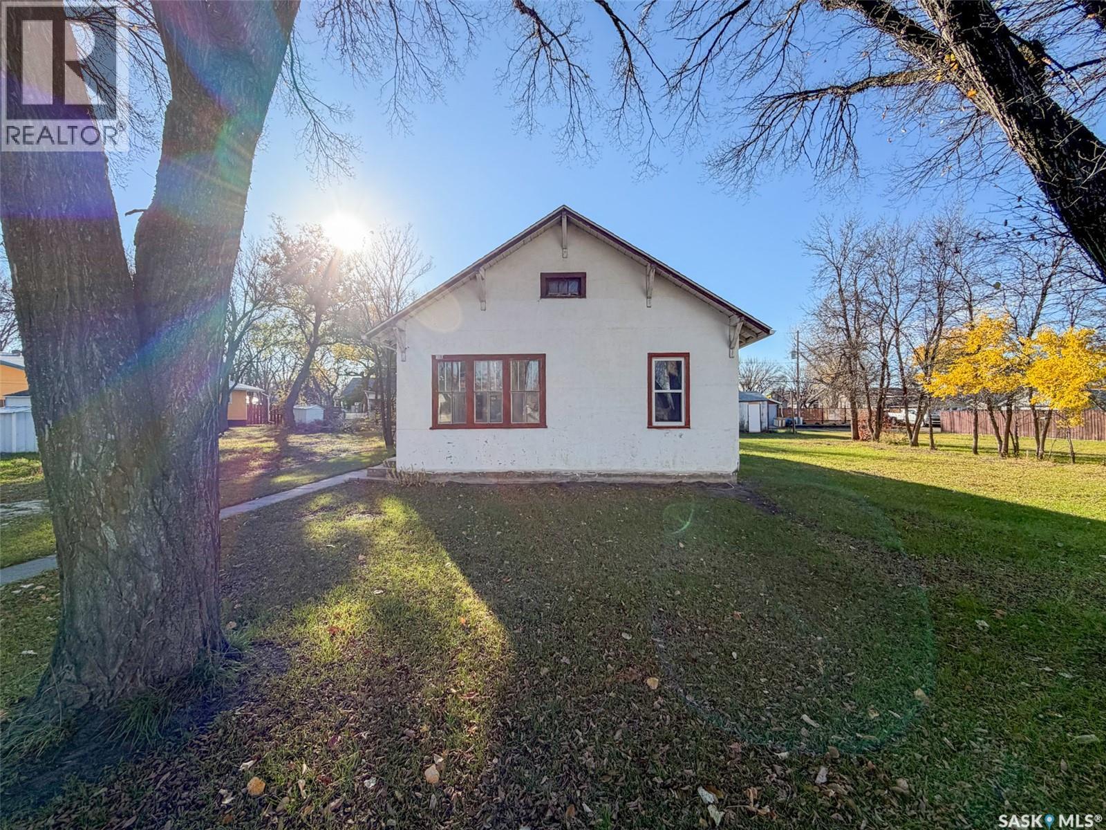 431 1st Street W, Shaunavon, Saskatchewan  S0N 2M0 - Photo 3 - SK051800