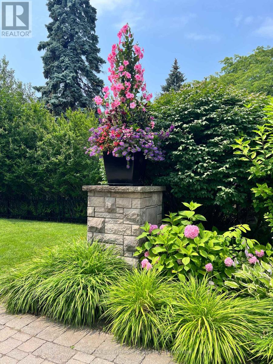 254 Donessle Drive, Oakville, Ontario  L6J 3Y6 - Photo 3 - W14110352