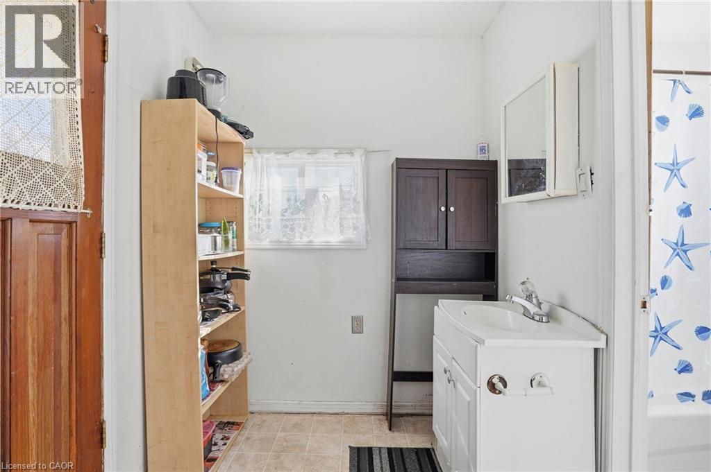 5128 Willmott Street, Niagara Falls, Ontario  L2E 2A3 - Photo 12 - 40872485