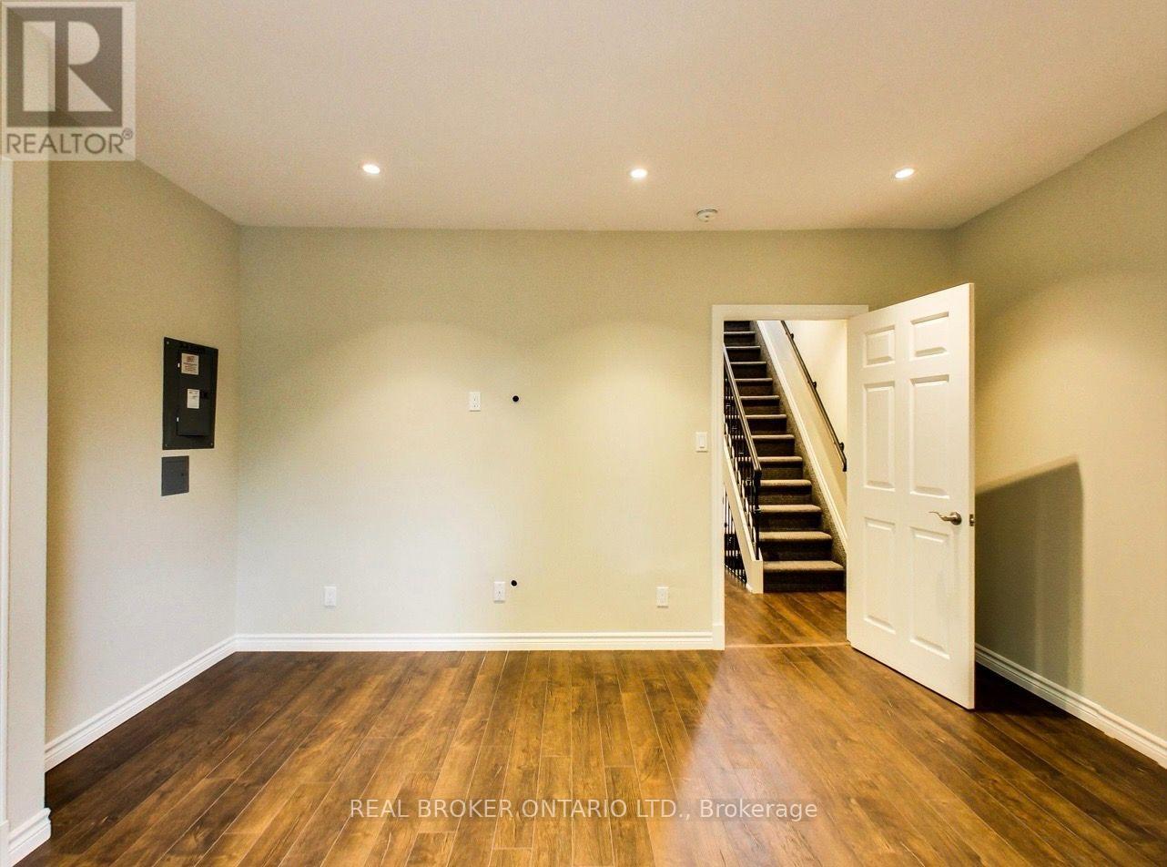 Upper - 68 Redwood Avenue, Toronto, Ontario  M4L 2S6 - Photo 11 - E14110298