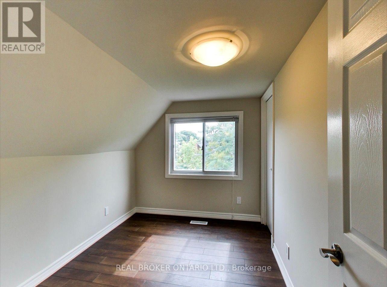 Upper - 68 Redwood Avenue, Toronto, Ontario  M4L 2S6 - Photo 16 - E14110298