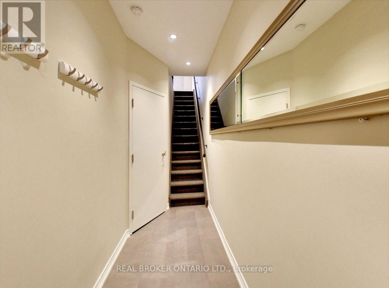 Upper - 68 Redwood Avenue, Toronto, Ontario  M4L 2S6 - Photo 3 - E14110298