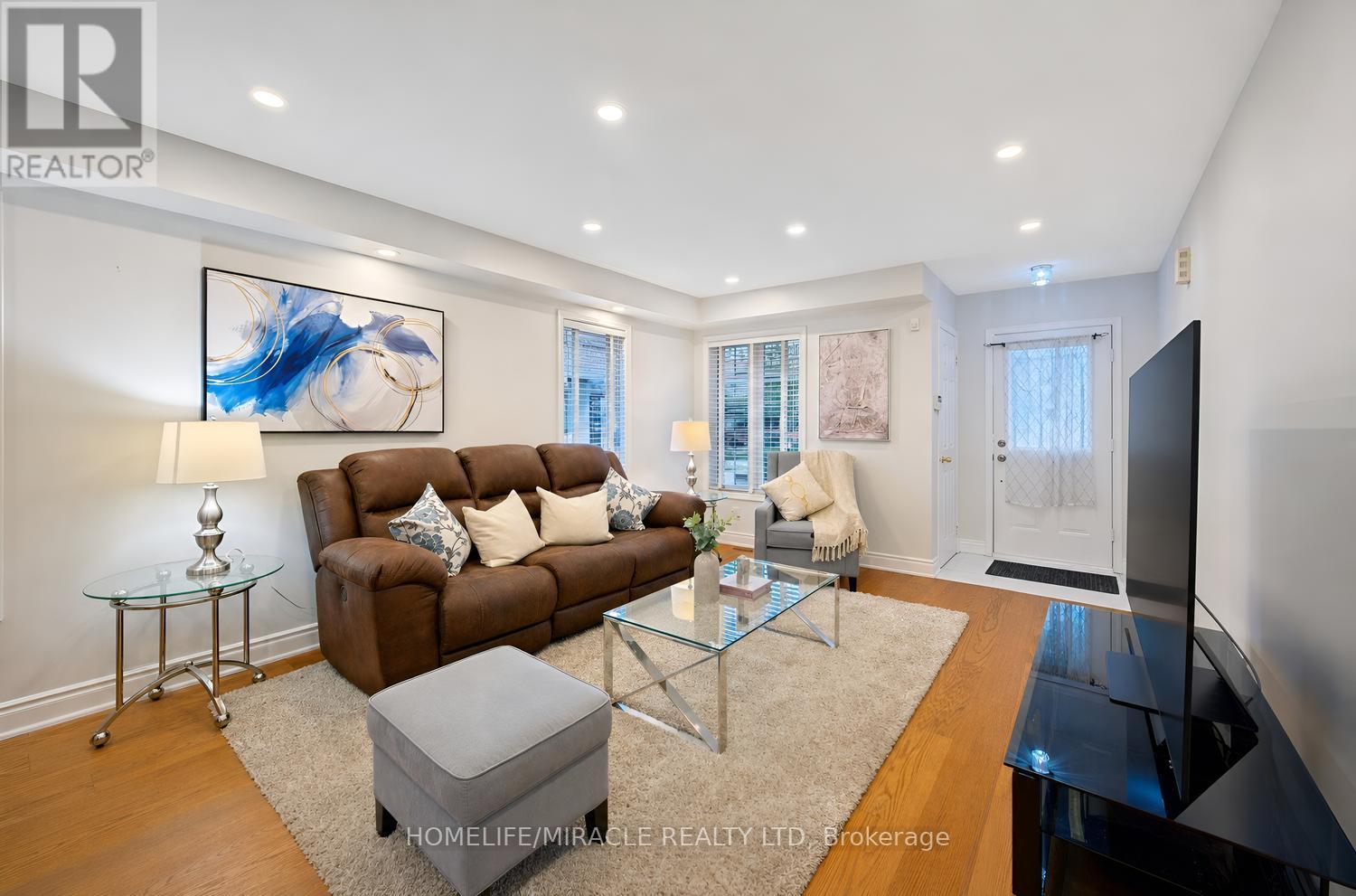 54 Starhill Crescent, Brampton (Sandringham-Wellington), Ontario  L6R 2W1 - Photo 4 - W14110218