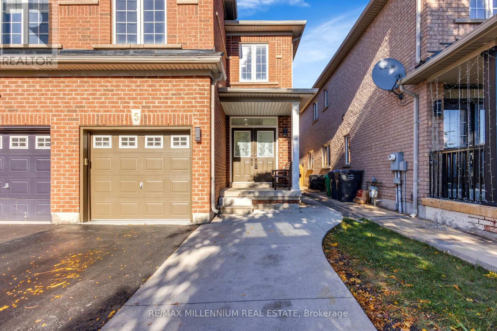 5 Kilrea Way, Brampton, Ontario  L6X 0R1 - Photo 2 - W14104372