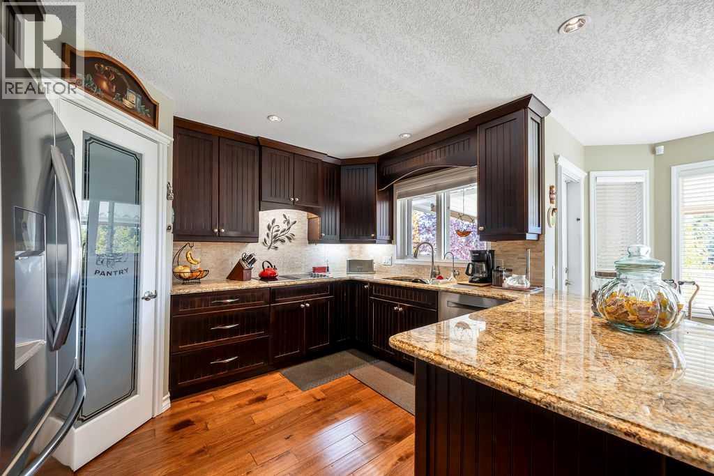 7 Springbank View SW, Calgary, Alberta  T3H 4J5 - Photo 12 - A2353152