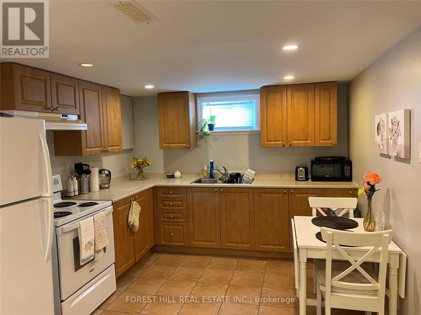 LOWER - 61 ROXBOROUGH ROAD, newmarket (gorham-college manor), Ontario