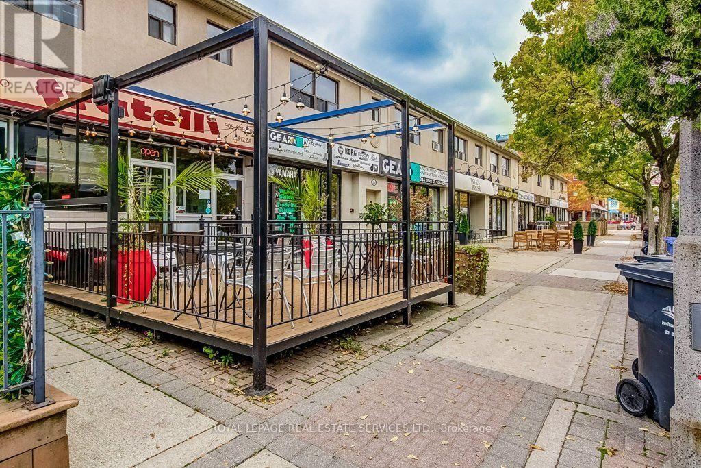 316 Kerr Street, Oakville, Ontario  L6K 3B5 - Photo 3 - W14110472