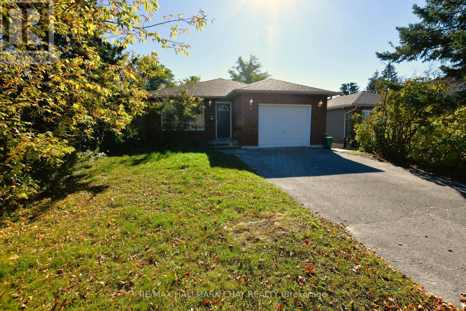 Upper - 19 Broadfoot Road, Barrie (Letitia Heights), Ontario  L4N 5K6 - Photo 1 - S14110774