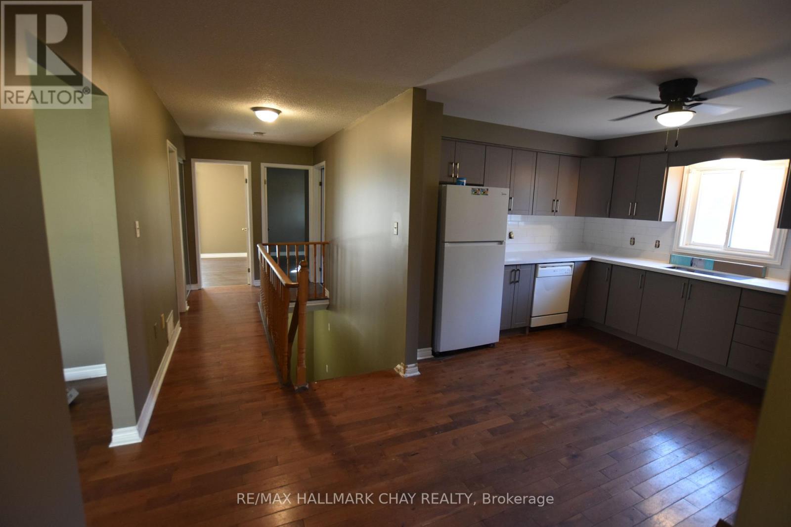 Upper - 19 Broadfoot Road, Barrie (Letitia Heights), Ontario  L4N 5K6 - Photo 2 - S14110774