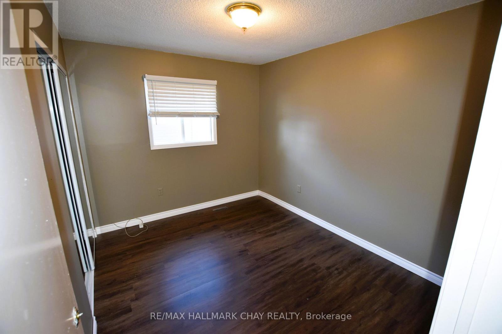 Upper - 19 Broadfoot Road, Barrie (Letitia Heights), Ontario  L4N 5K6 - Photo 7 - S14110774