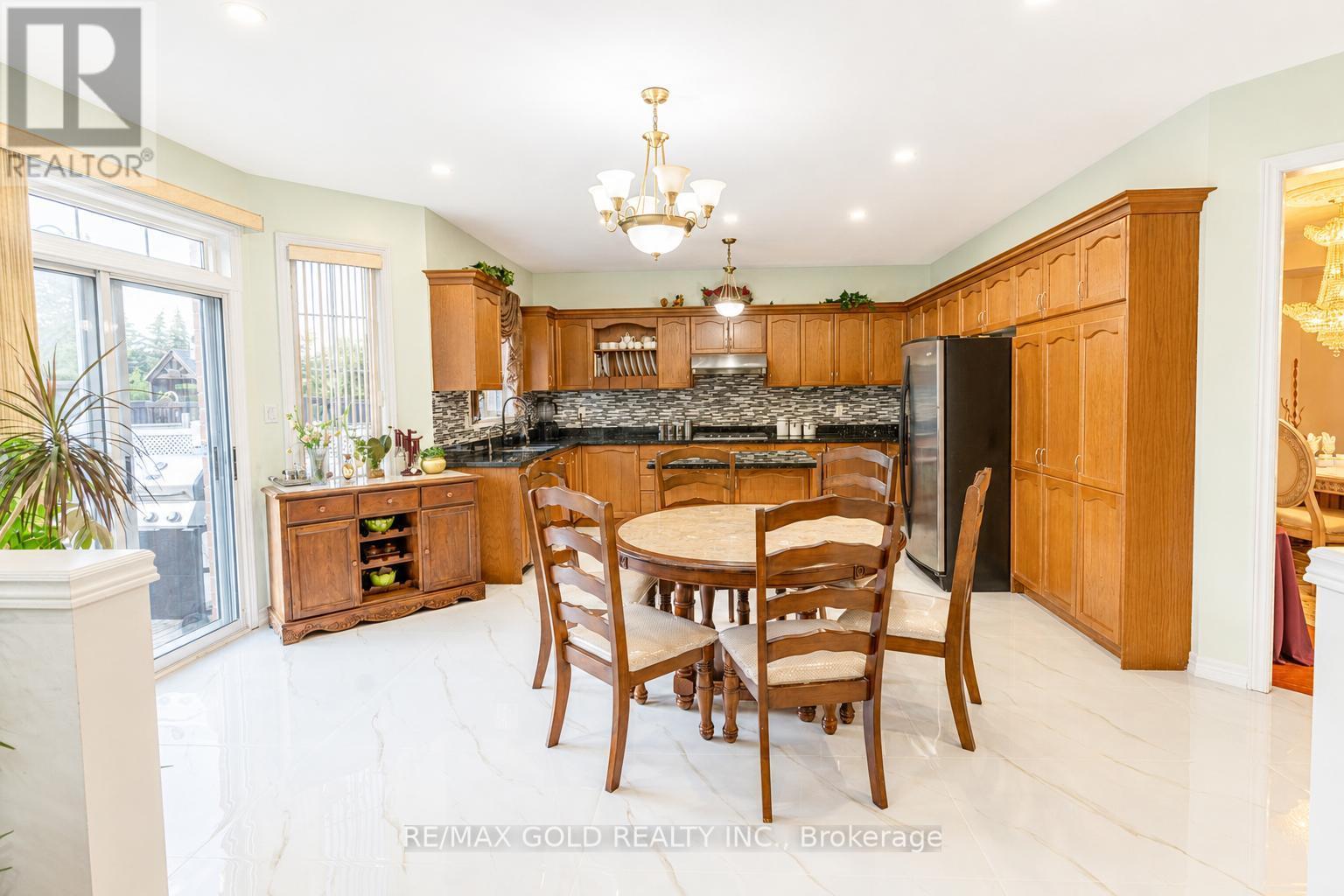 12 Highvalley Circle, Brampton, Ontario  L6P 2C6 - Photo 8 - W14110794