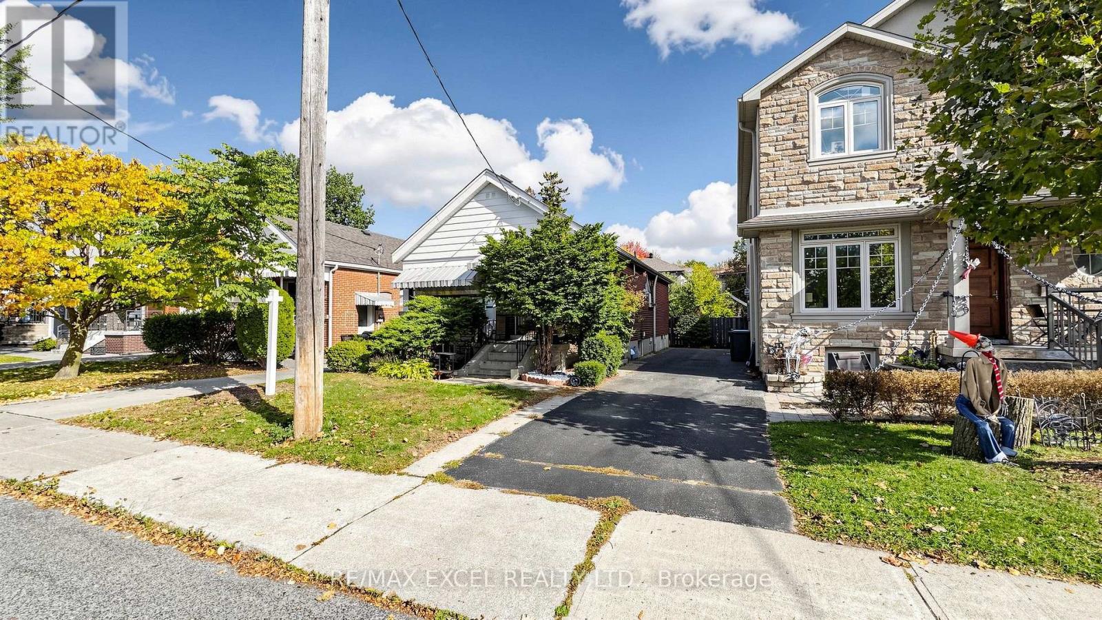 11 Hutton Avenue, Toronto, Ontario M4C 3L2 - Photo 2 - E14007726