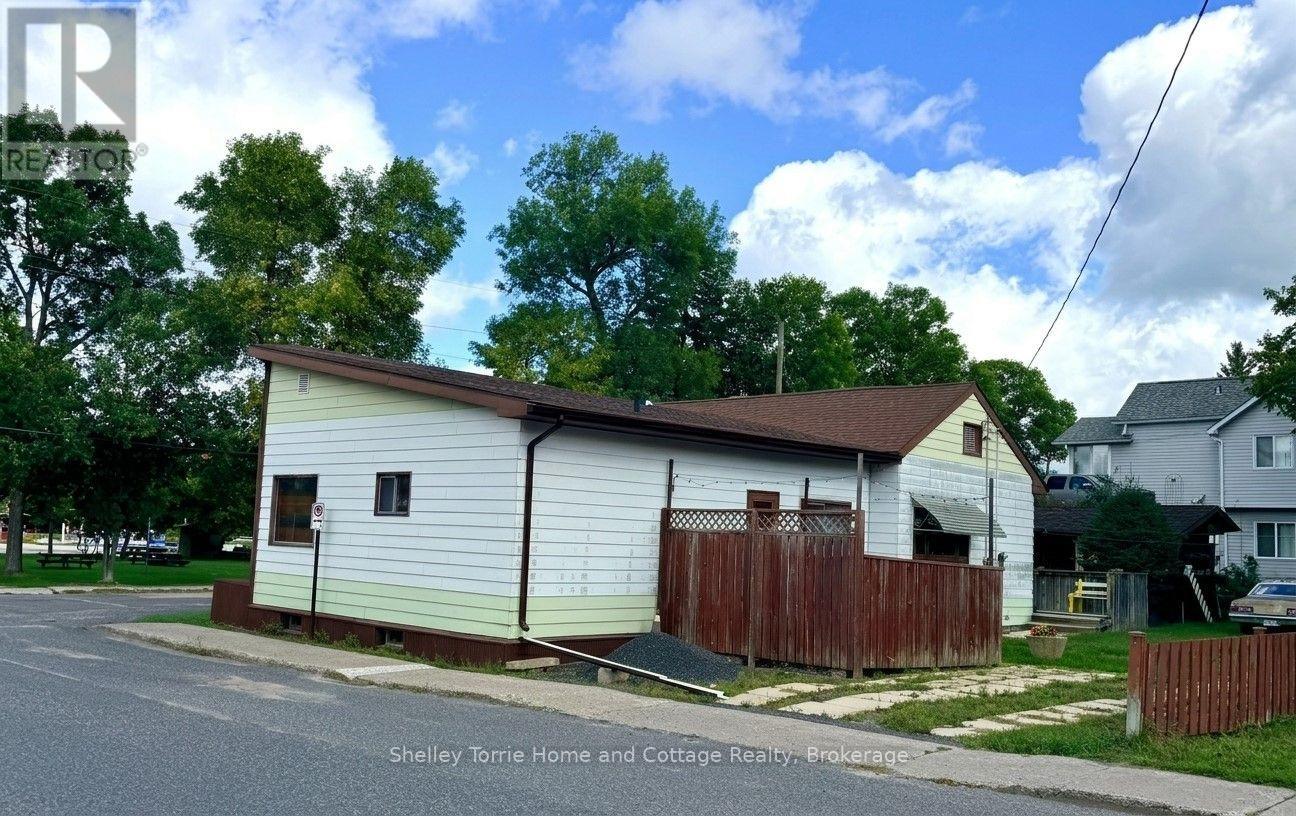 613 FRONT STREET, Kenora, Ontario