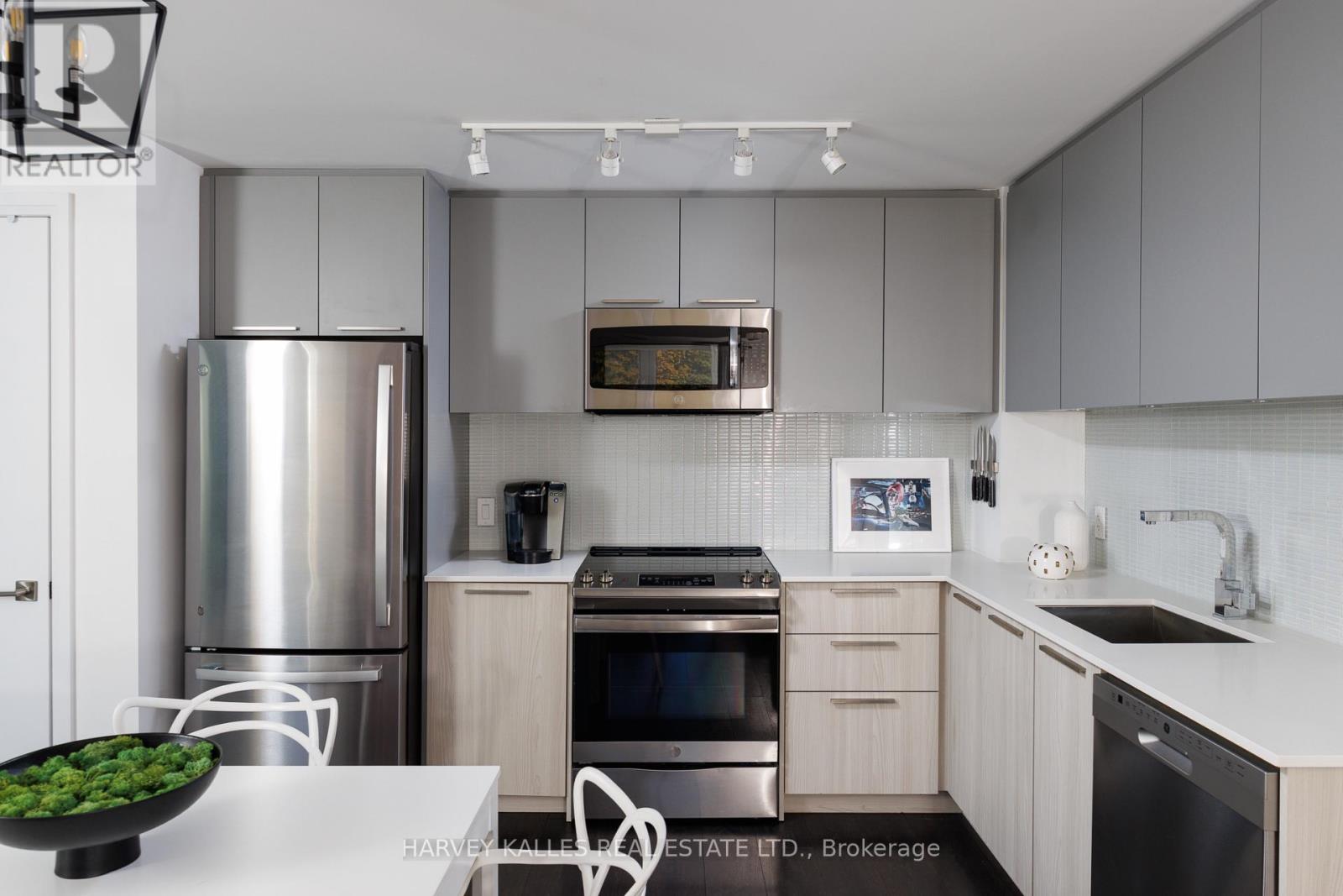 Th49 - 10 Brin Drive, Toronto (Edenbridge-Humber Valley), Ontario  M8X 0B3 - Photo 12 - W14110892