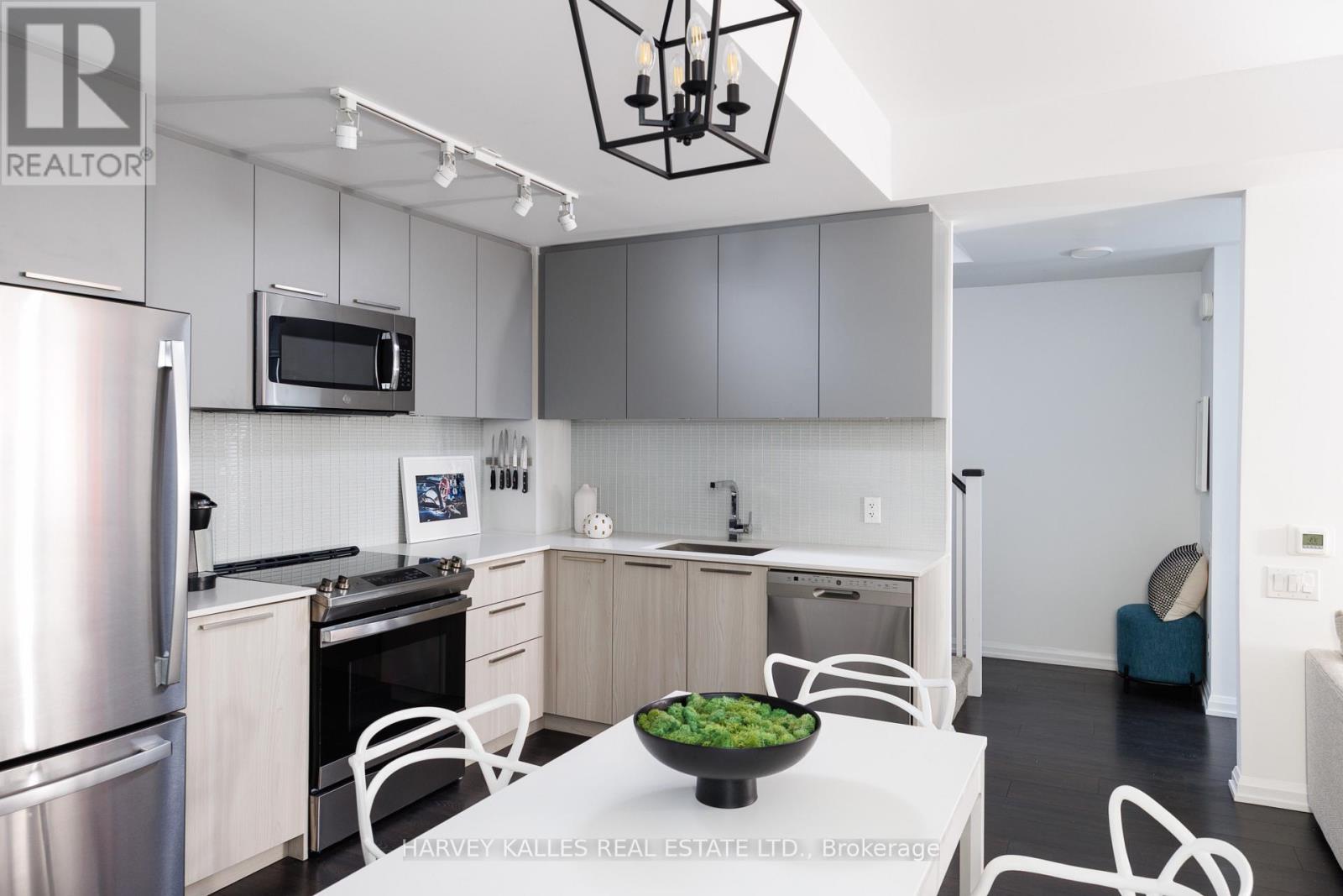 Th49 - 10 Brin Drive, Toronto (Edenbridge-Humber Valley), Ontario  M8X 0B3 - Photo 13 - W14110892