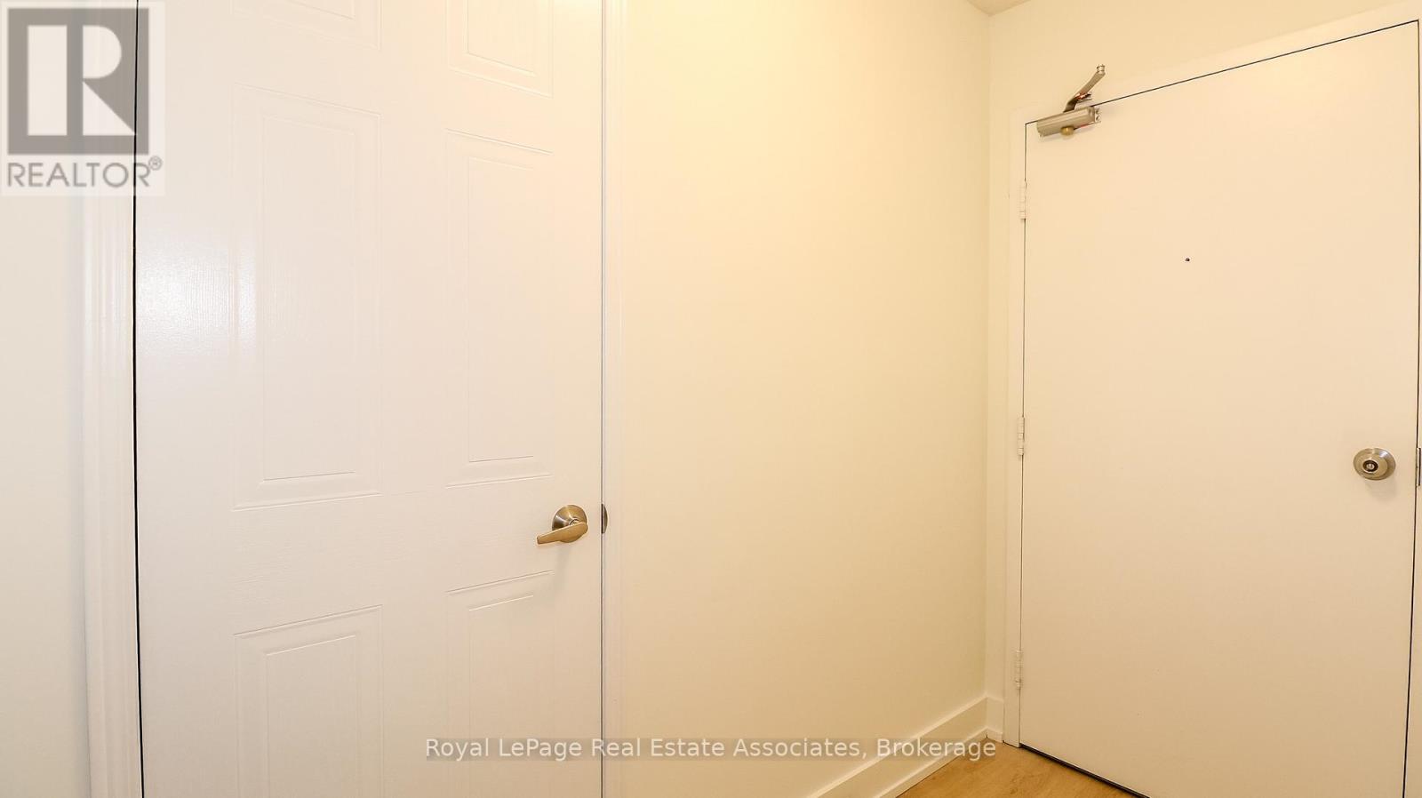 2 - 94 Sanford Street, Barrie, Ontario  L4N 3C5 - Photo 3 - S14111242