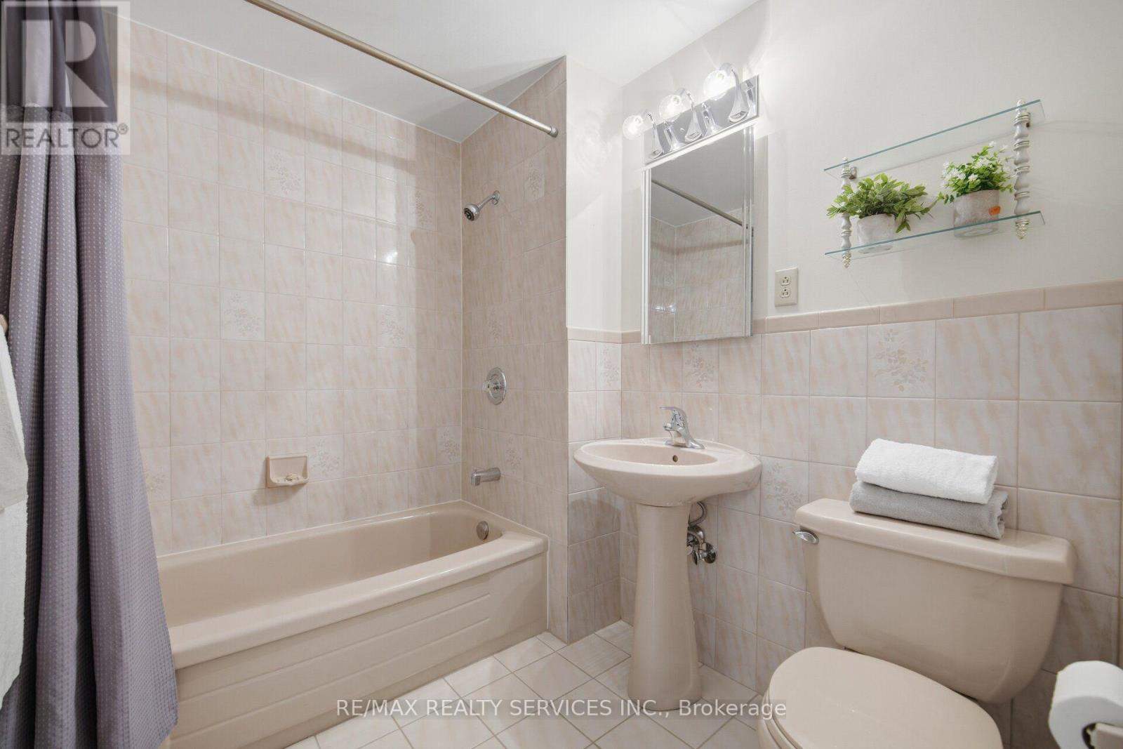 5 Drake Boulevard, Brampton (Southgate), Ontario  L6T 3K7 - Photo 11 - W14111144