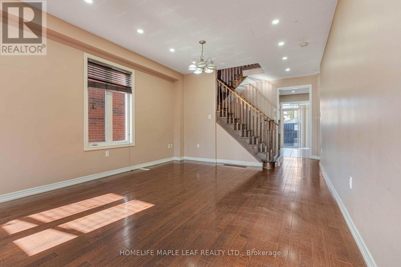28 Vincent Street, Brampton, Ontario  L6R 0G8 - Photo 7 - W14111206