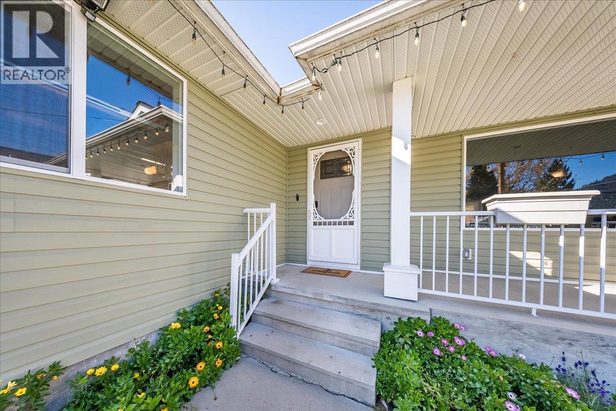 1835 First Street, Fruitvale, British Columbia V0G 1L0 - Photo 4 - 10404398