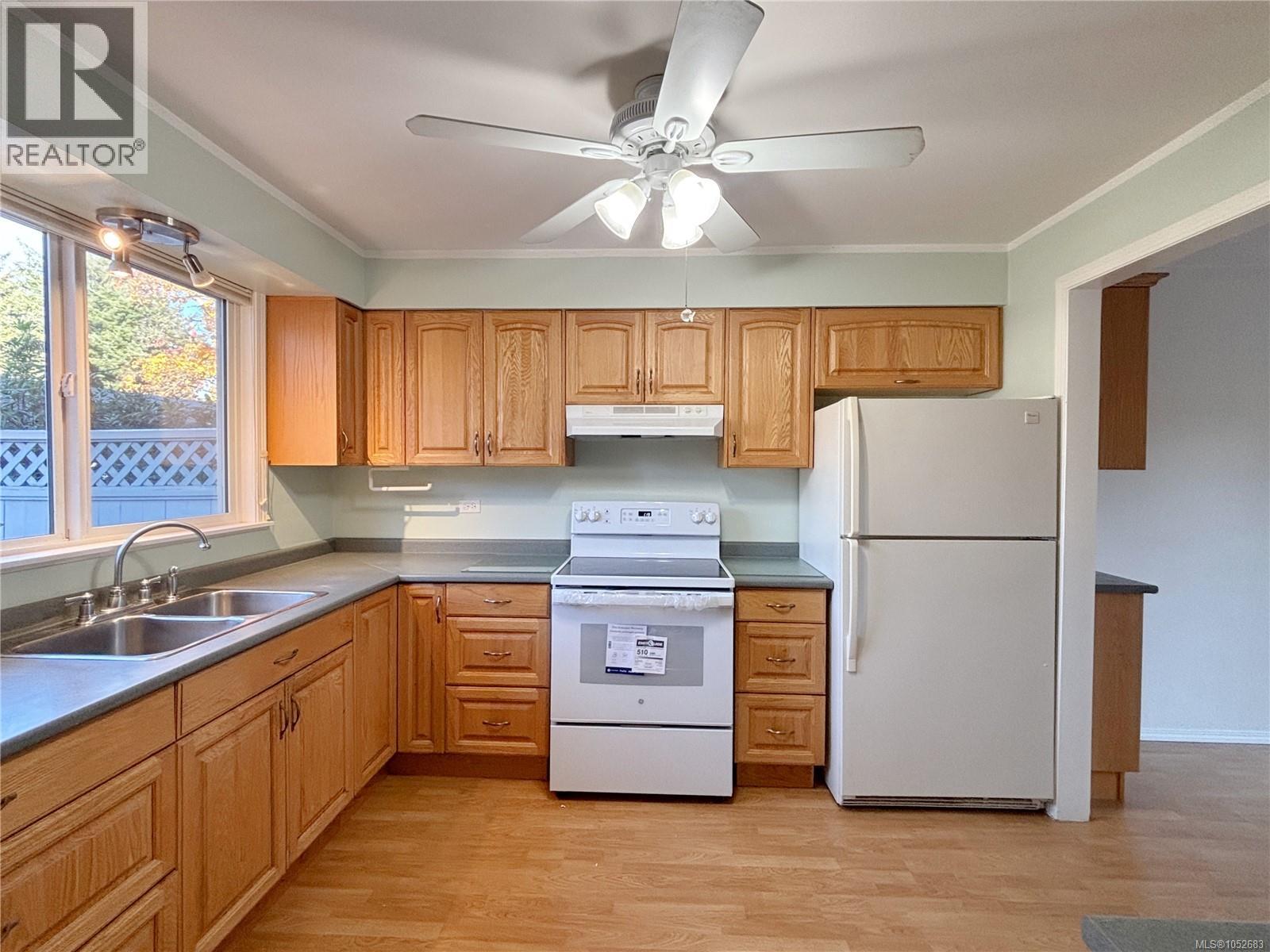 382 Chamiss Cres