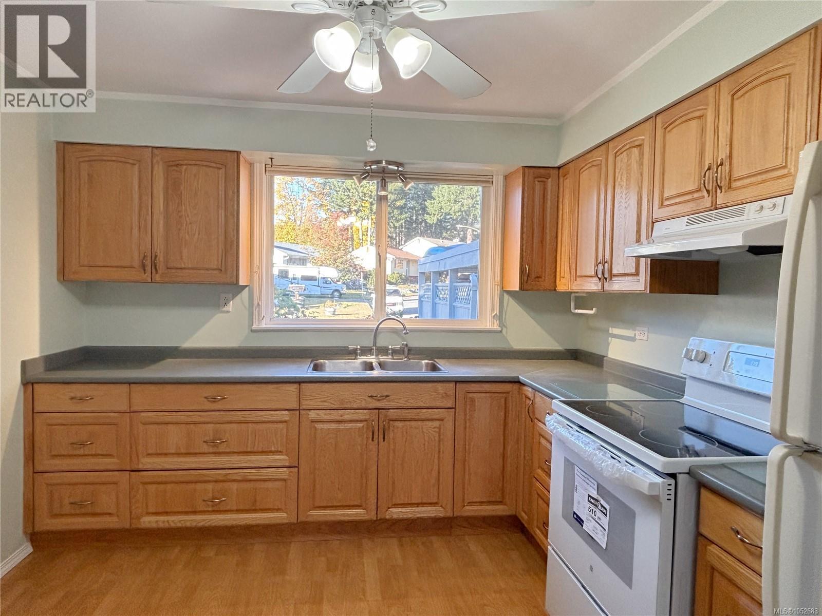 382 Chamiss Cres