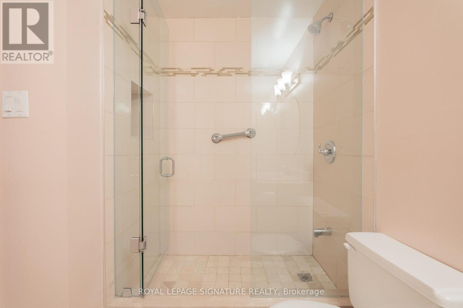 211 - 1071 Woodbine Avenue, Toronto, Ontario  M4C 4C2 - Photo 14 - E14110172