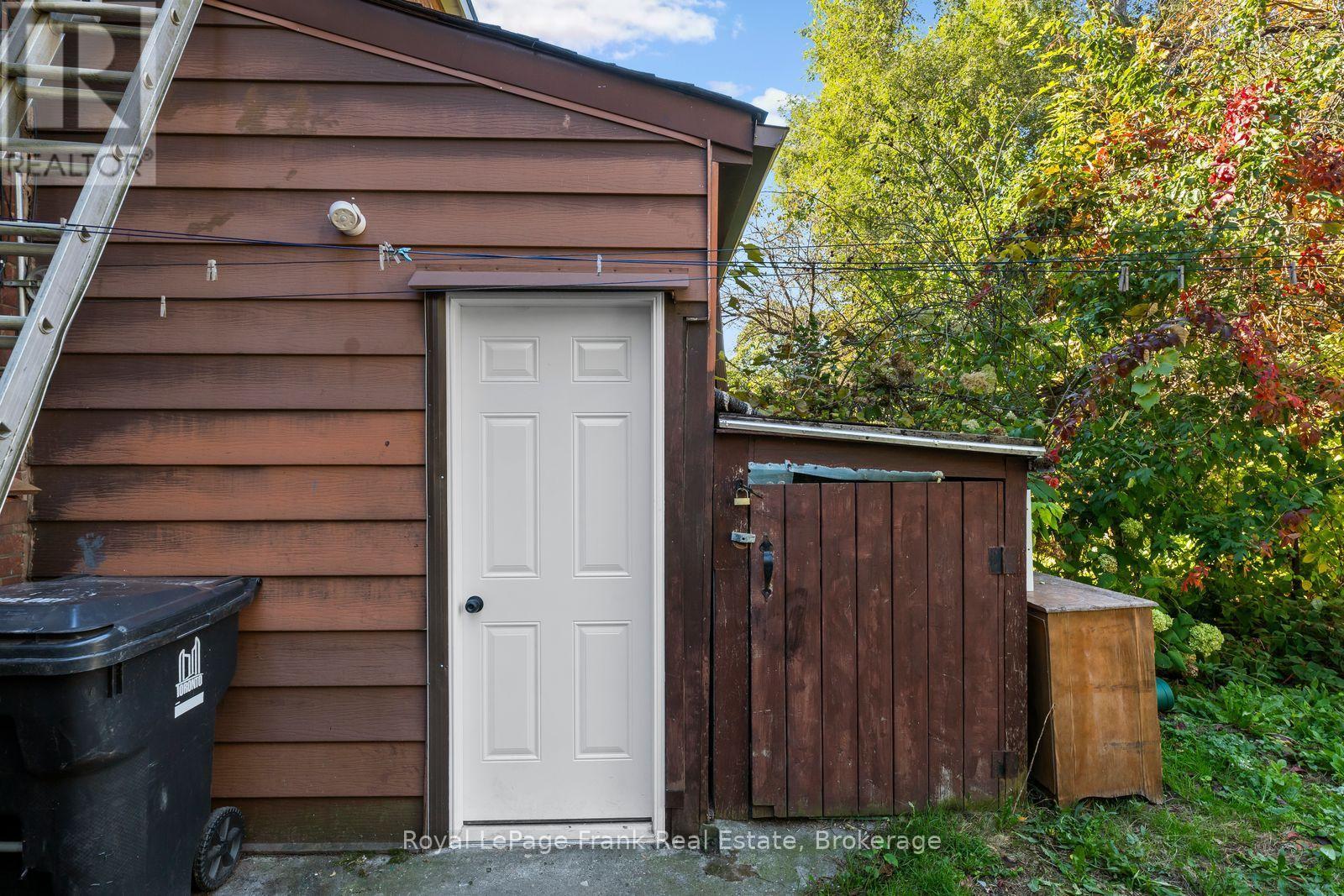 68 FOLLIS AVENUE, Toronto, Ontario