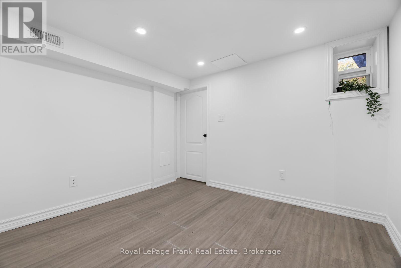 68 Follis Avenue, Toronto, Ontario  M6G 1S6 - Photo 11 - C14111614