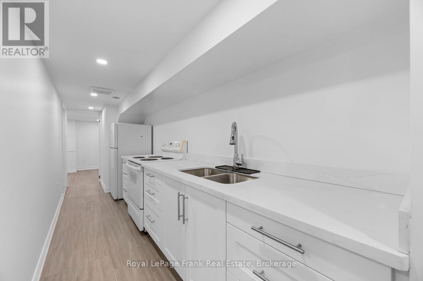 68 Follis Avenue, Toronto, Ontario  M6G 1S6 - Photo 4 - C14111614