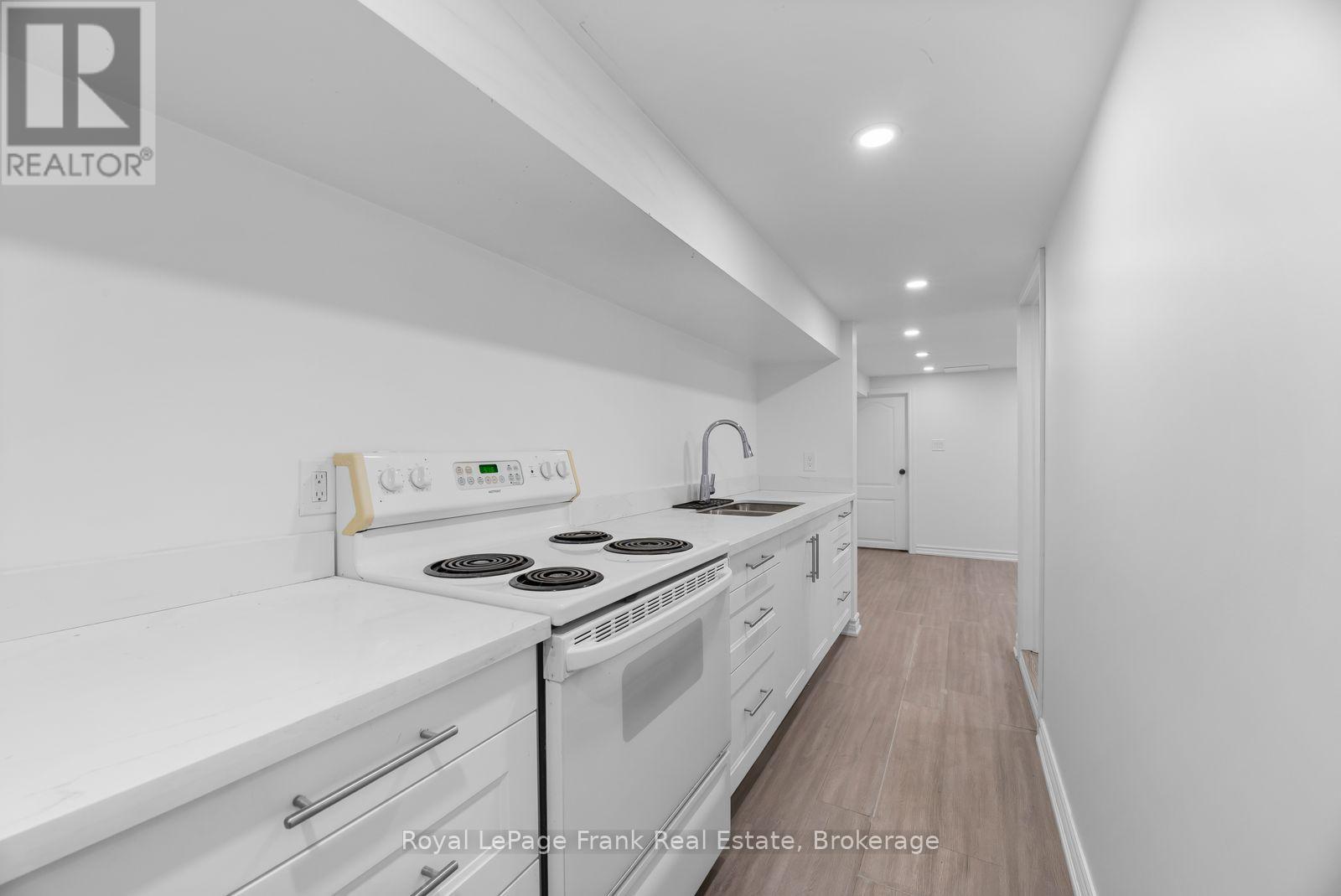 68 Follis Avenue, Toronto, Ontario  M6G 1S6 - Photo 5 - C14111614