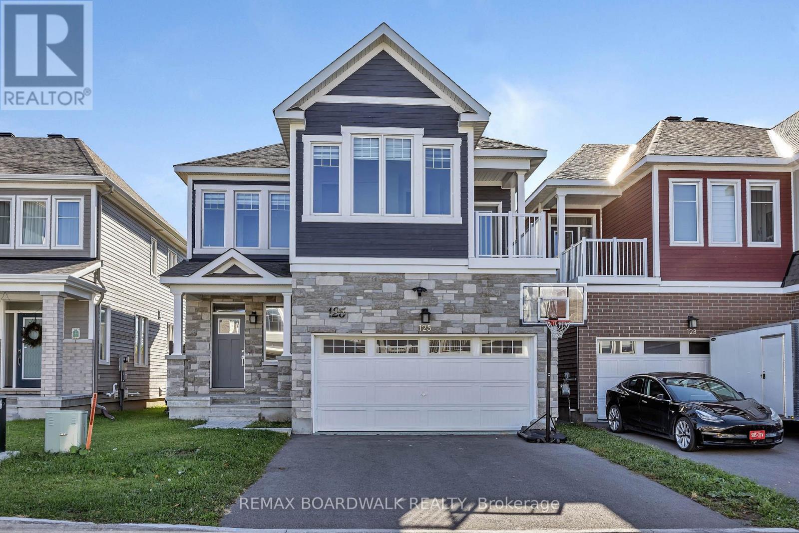 125 HACKAMORE CRESCENT, Ottawa, Ontario