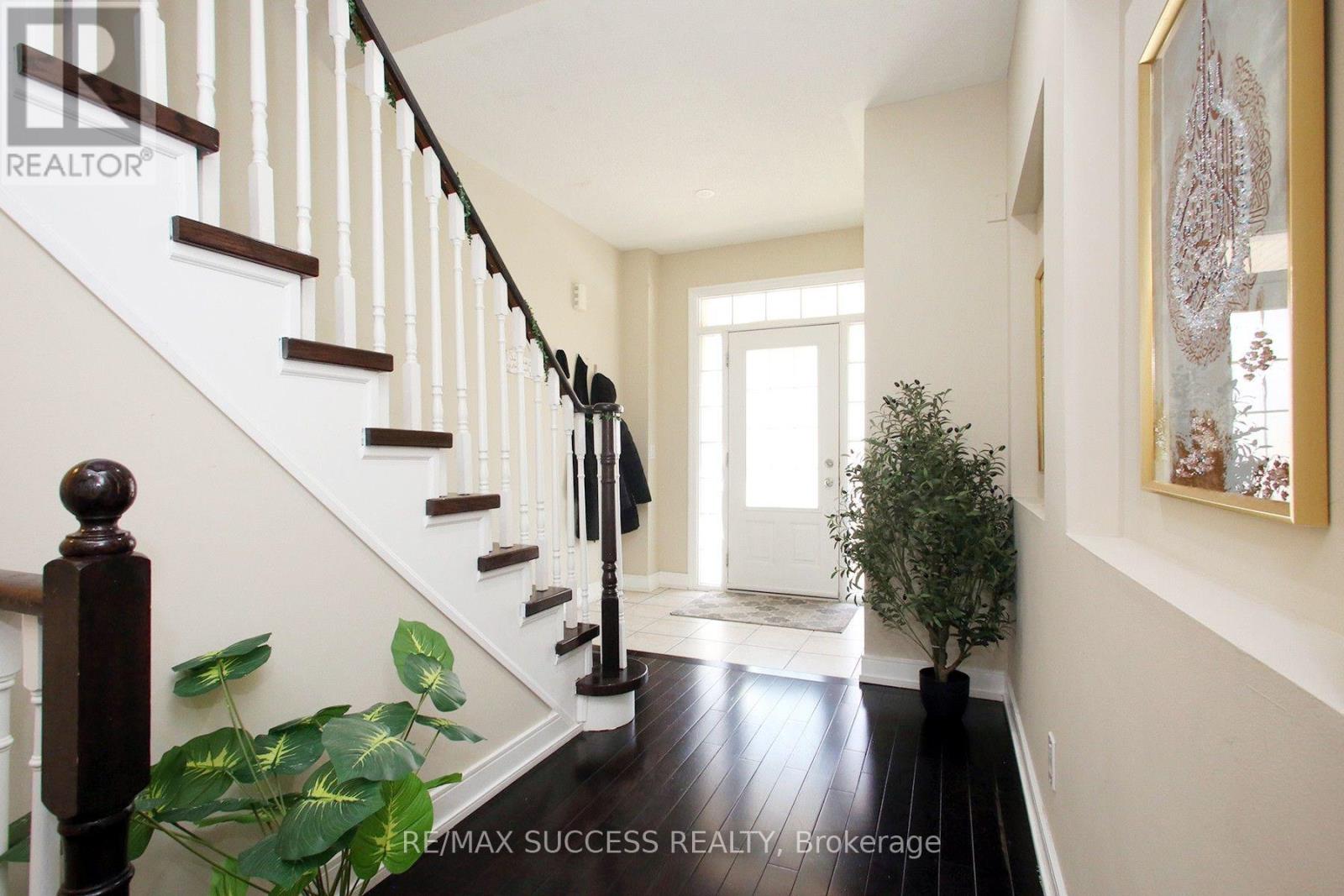 103 Donovan Heights, Milton, Ontario  L9T 0R4 - Photo 3 - W14111604