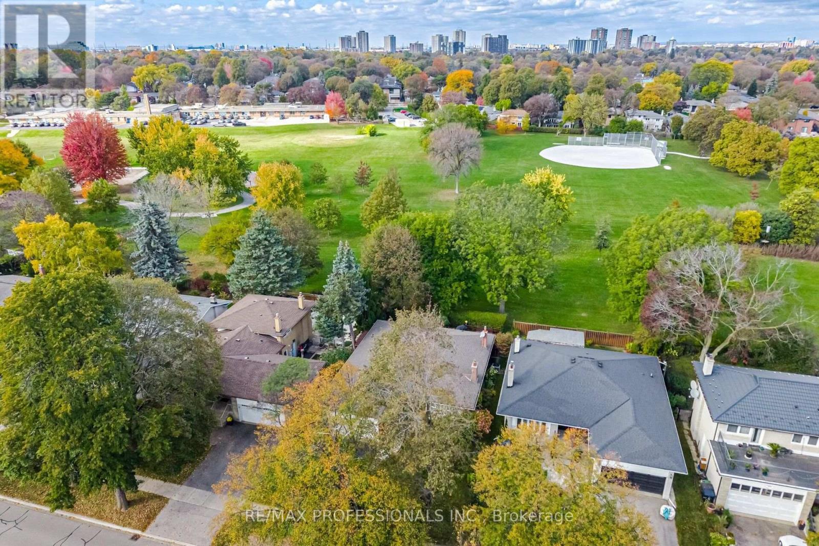 14 Strathdee Drive, Toronto, Ontario  M9R 1A4 - Photo 4 - W14111696