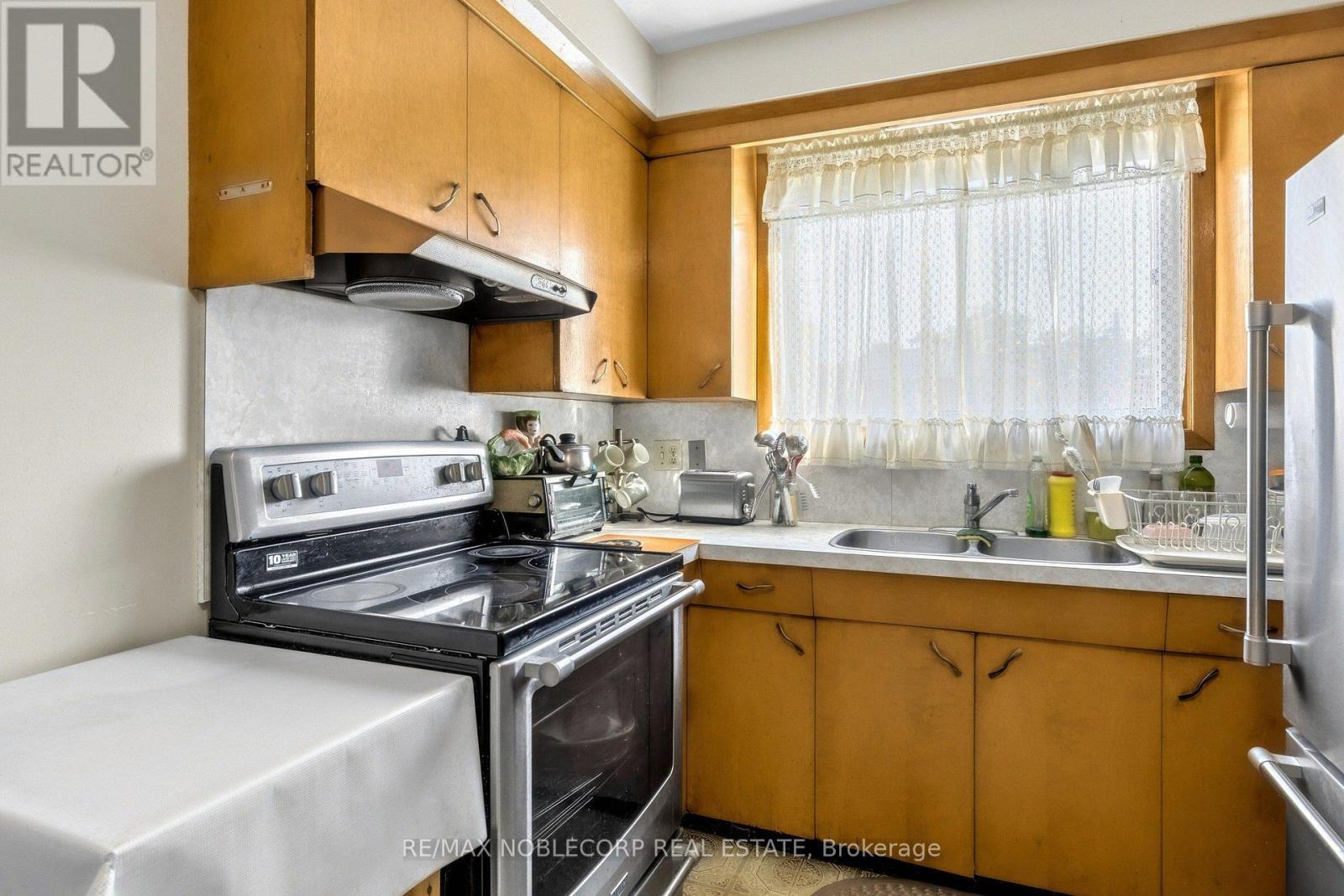 157 Hallmark Avenue, Toronto, Ontario  M8W 4K9 - Photo 11 - W14111710