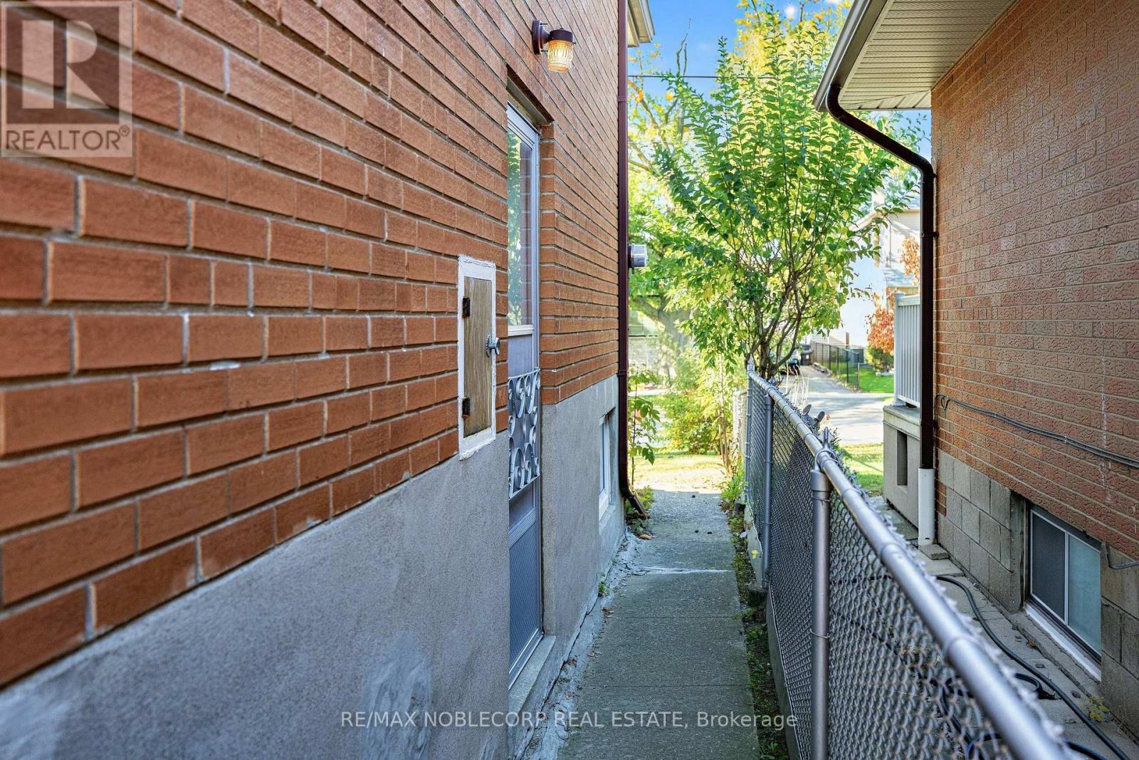 157 Hallmark Avenue, Toronto, Ontario  M8W 4K9 - Photo 34 - W14111710
