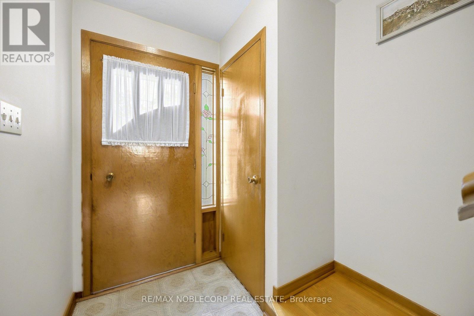 157 Hallmark Avenue, Toronto, Ontario  M8W 4K9 - Photo 4 - W14111710