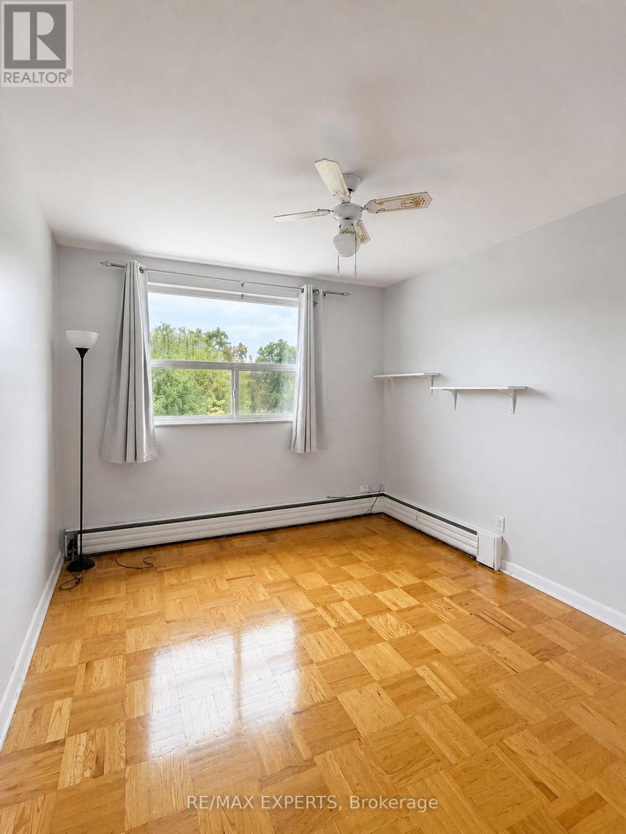 6 - 26 Fraserwood Avenue, Toronto, Ontario  M6B 2N5 - Photo 2 - C14111780
