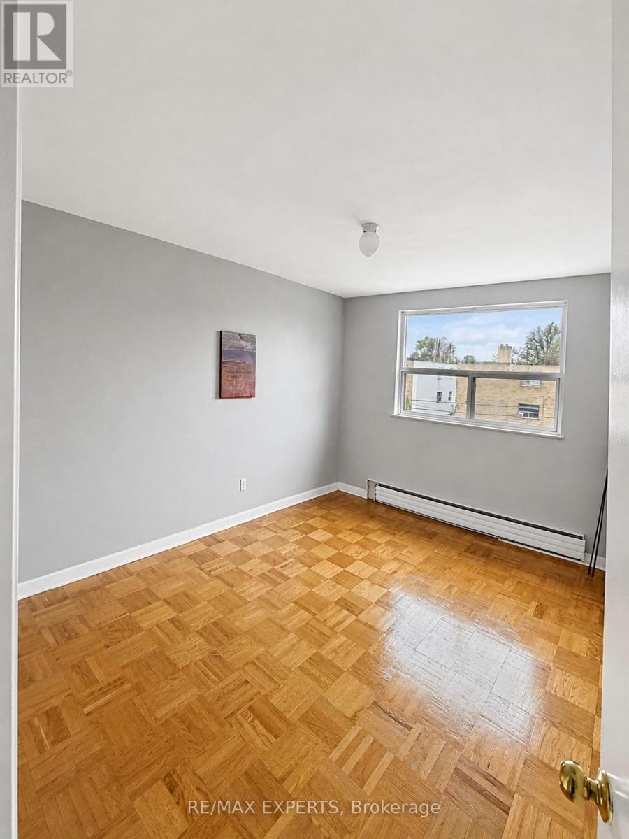 6 - 26 Fraserwood Avenue, Toronto, Ontario  M6B 2N5 - Photo 6 - C14111780