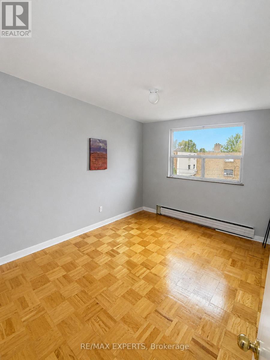 6 - 26 Fraserwood Avenue, Toronto, Ontario  M6B 2N5 - Photo 7 - C14111780