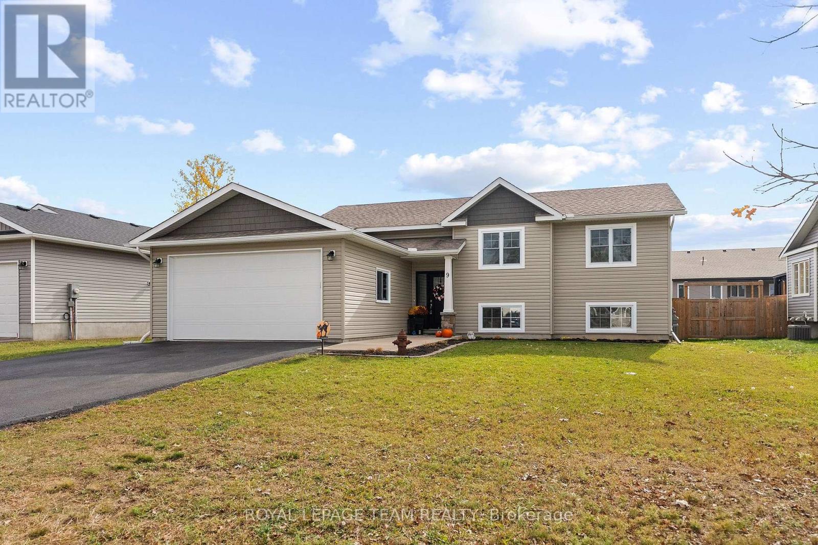 9 Terrance Drive, Petawawa, Ontario  K8H 0G3 - Photo 1 - X14111930