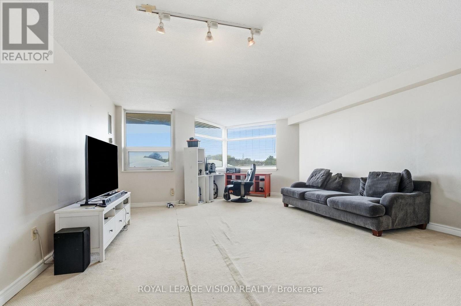 319 - 10 Dean Park Road, Toronto, Ontario  M1B 3G8 - Photo 6 - E14112118