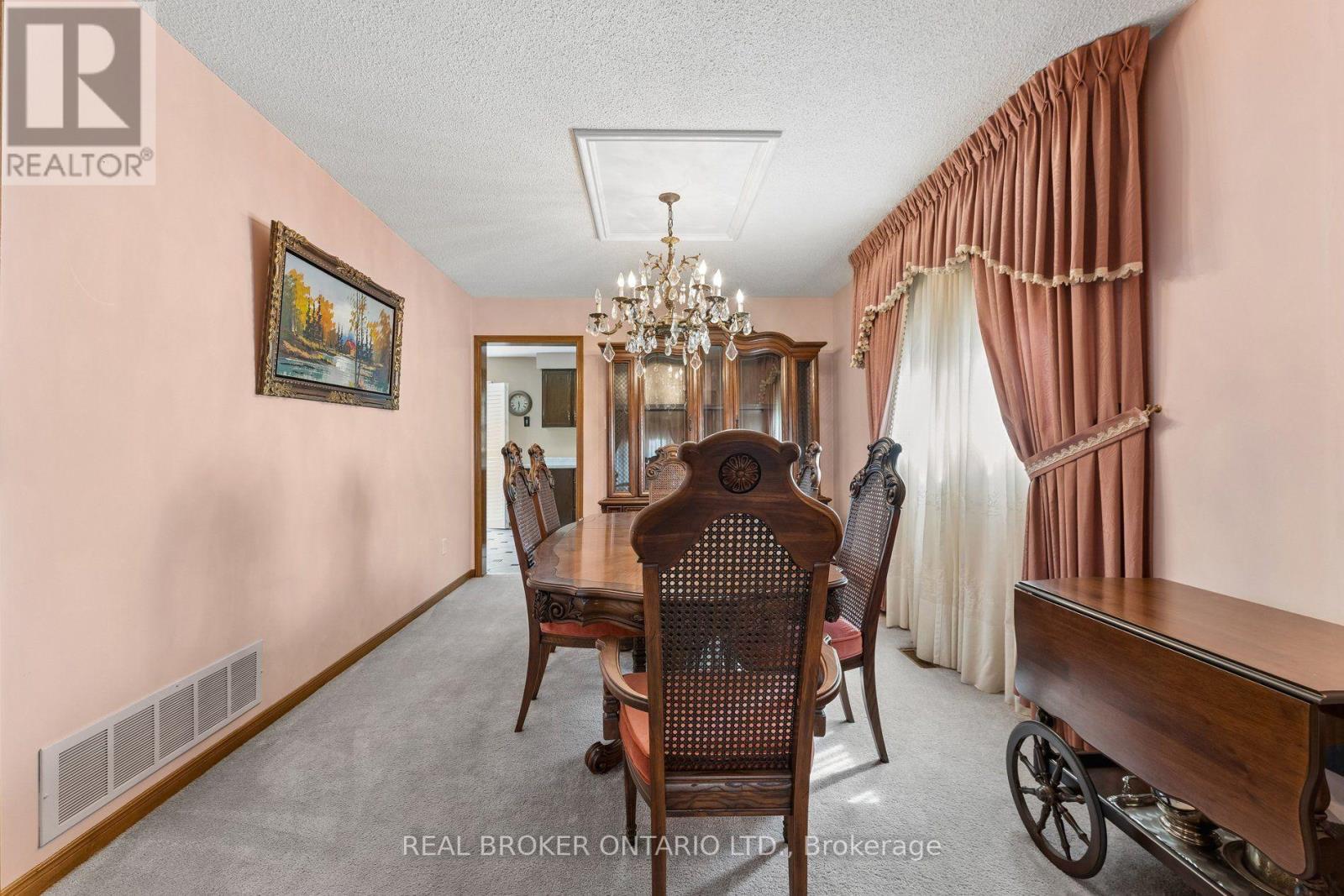 102 Coronation Circle, Brampton, Ontario  L6Z 4A7 - Photo 12 - W14112036