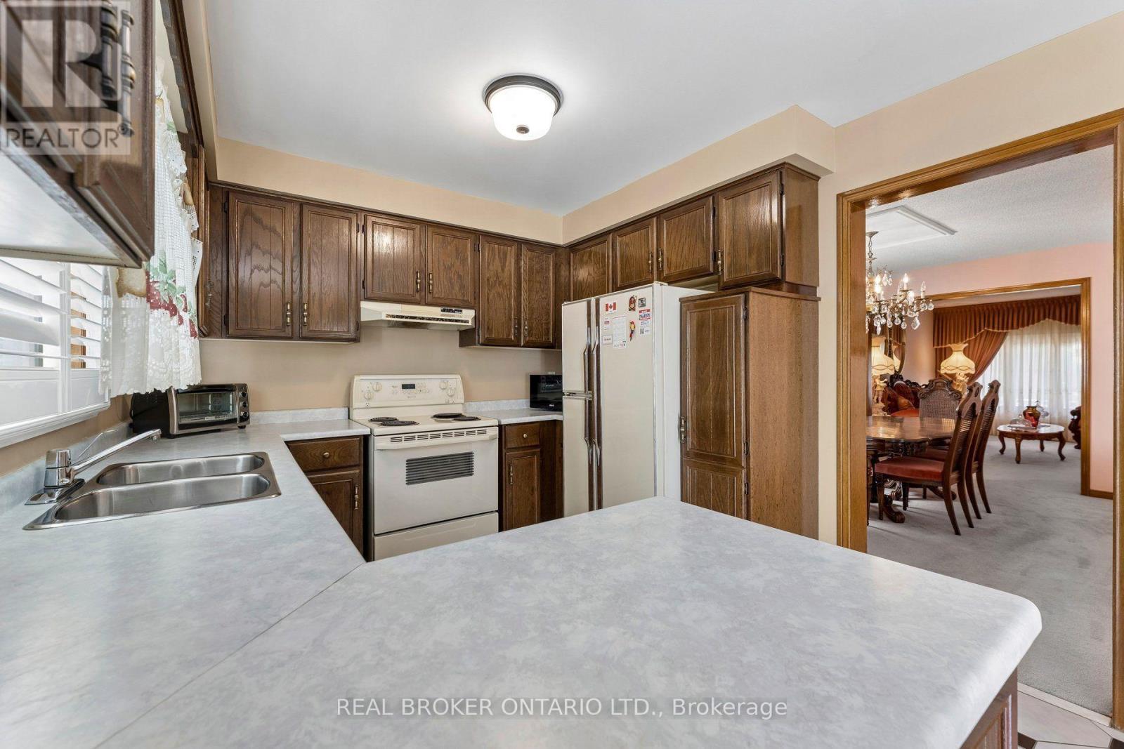 102 Coronation Circle, Brampton, Ontario  L6Z 4A7 - Photo 15 - W14112036