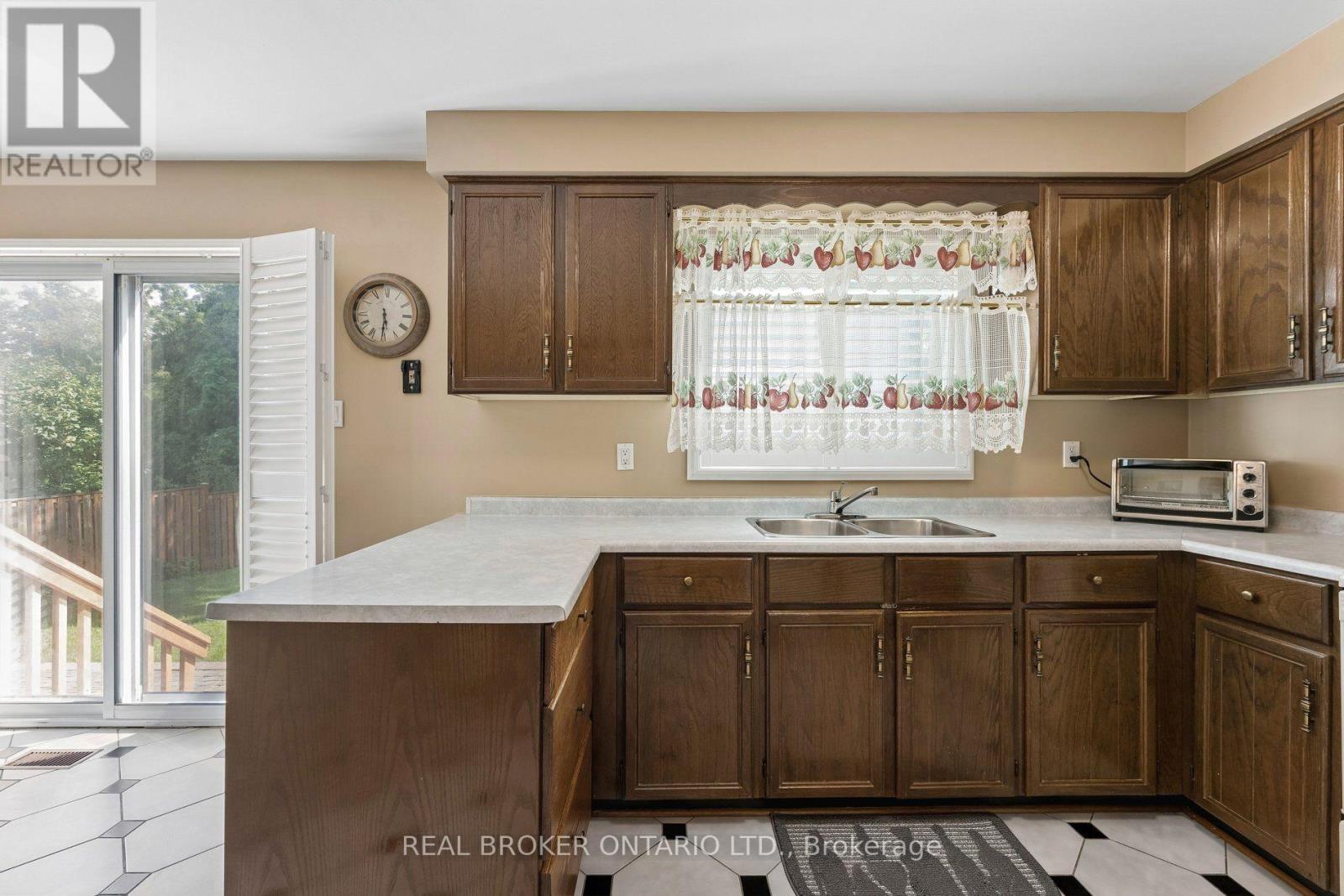 102 Coronation Circle, Brampton, Ontario  L6Z 4A7 - Photo 16 - W14112036