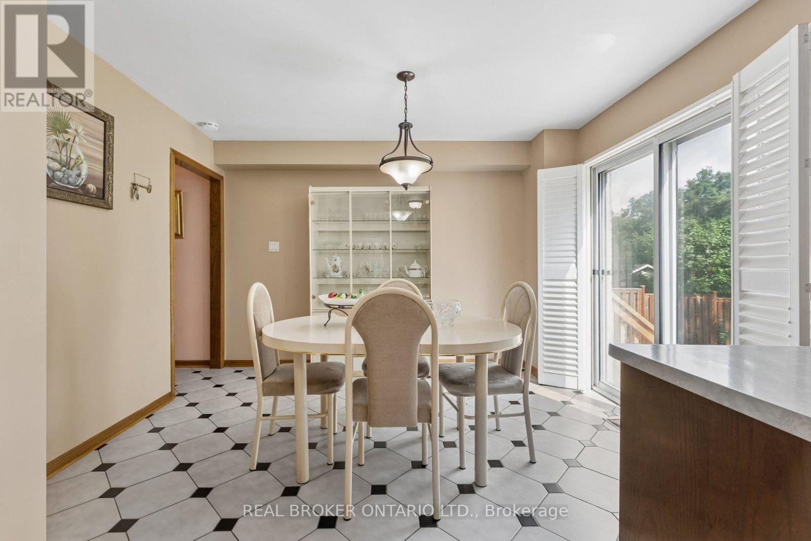 102 Coronation Circle, Brampton, Ontario  L6Z 4A7 - Photo 17 - W14112036