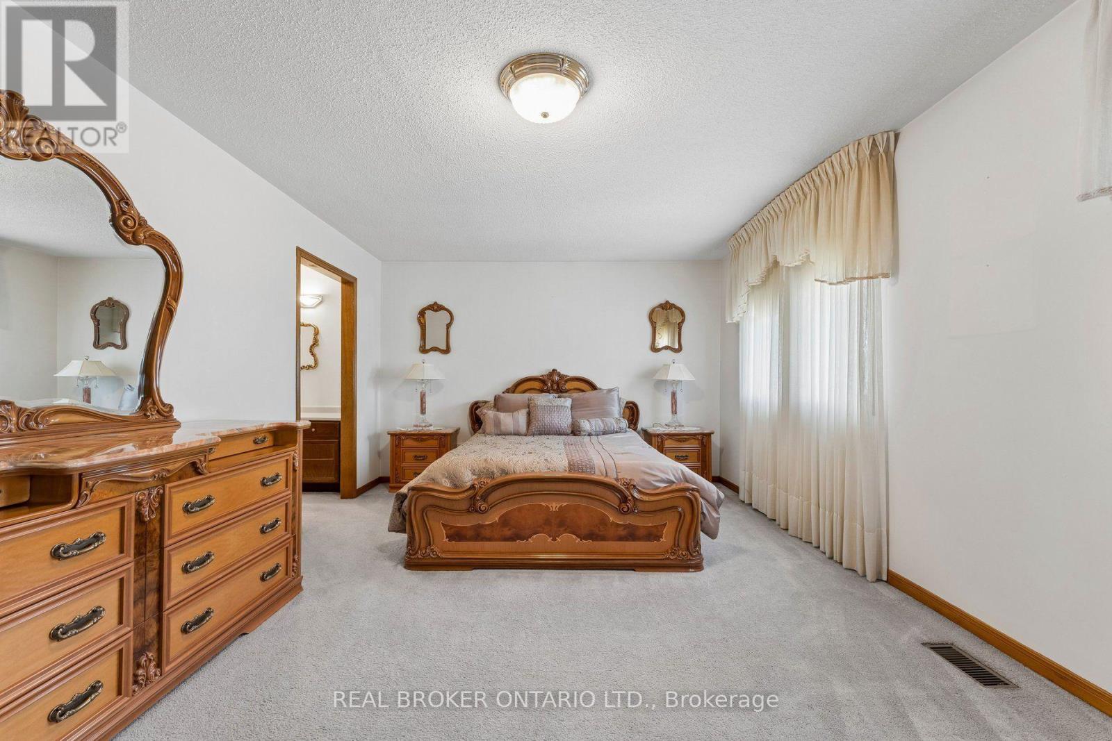 102 Coronation Circle, Brampton, Ontario  L6Z 4A7 - Photo 25 - W14112036