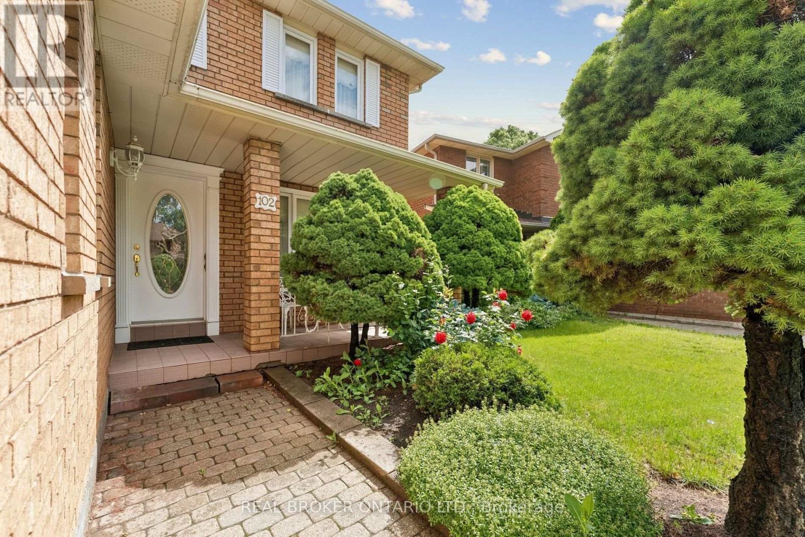 102 Coronation Circle, Brampton, Ontario  L6Z 4A7 - Photo 5 - W14112036