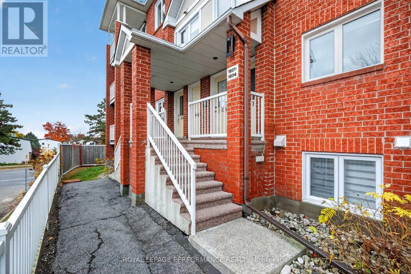 1602 Locksley Lane, Ottawa, Ontario  K1J 1B6 - Photo 3 - X14112176