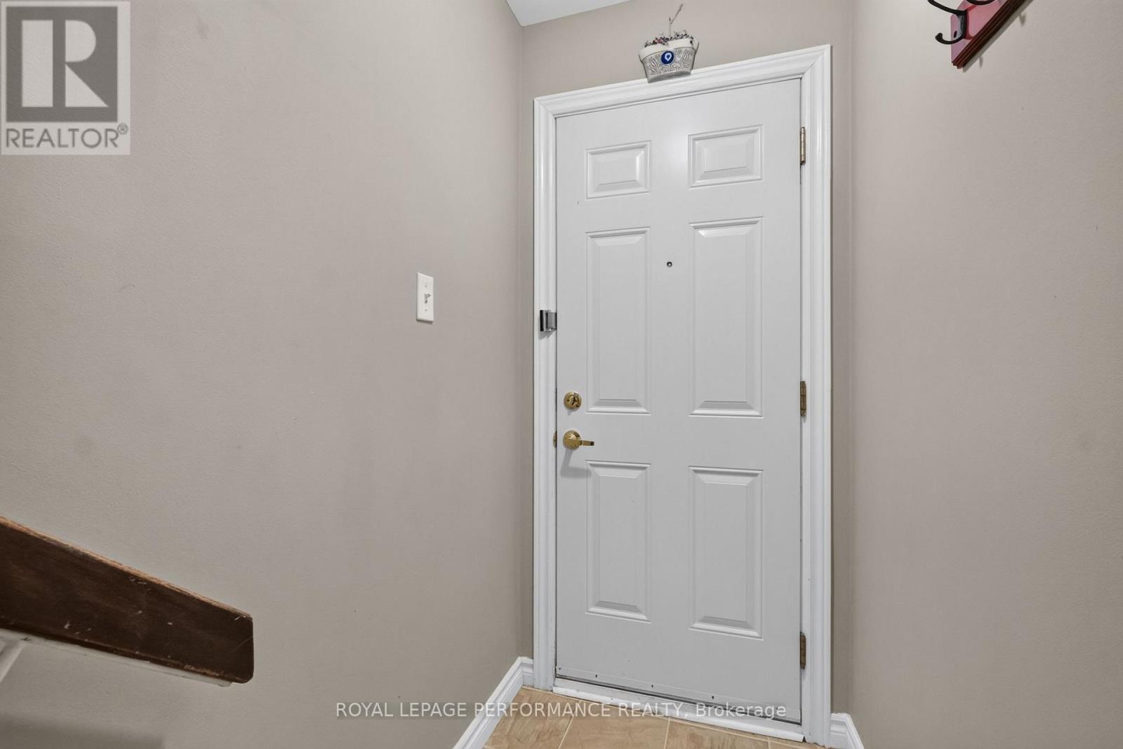 1602 Locksley Lane, Ottawa, Ontario  K1J 1B6 - Photo 4 - X14112176