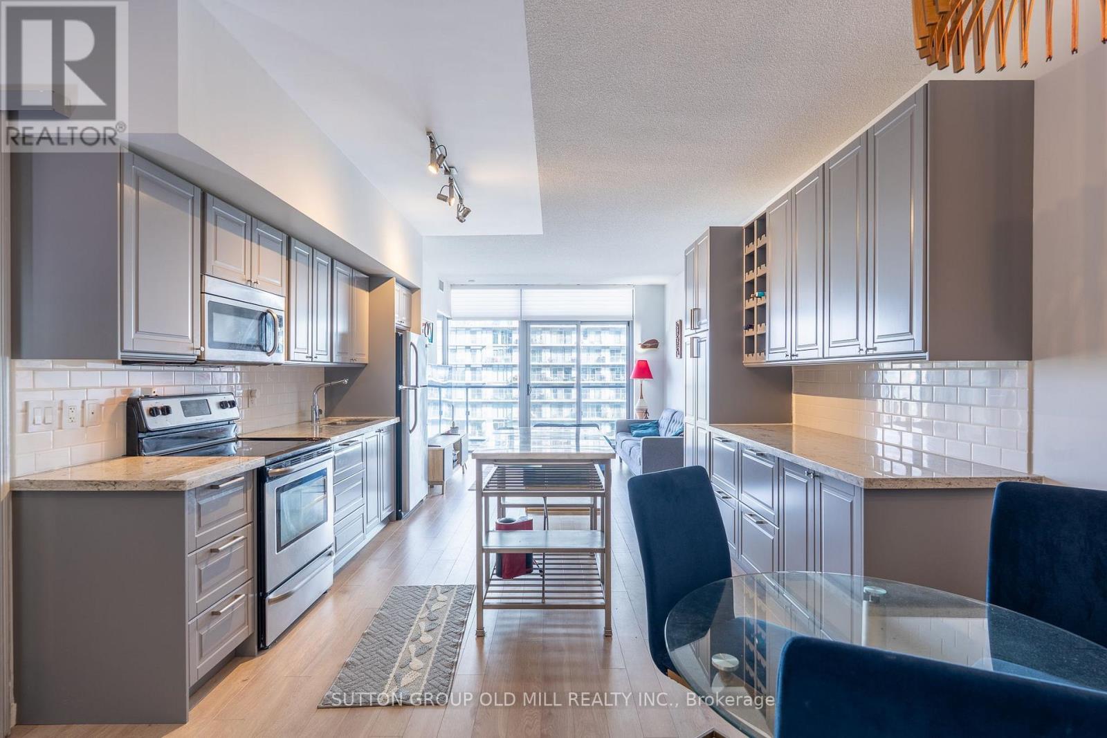 2014 - 105 The Queensway Way, Toronto, Ontario  M6S 5B5 - Photo 10 - W14112218